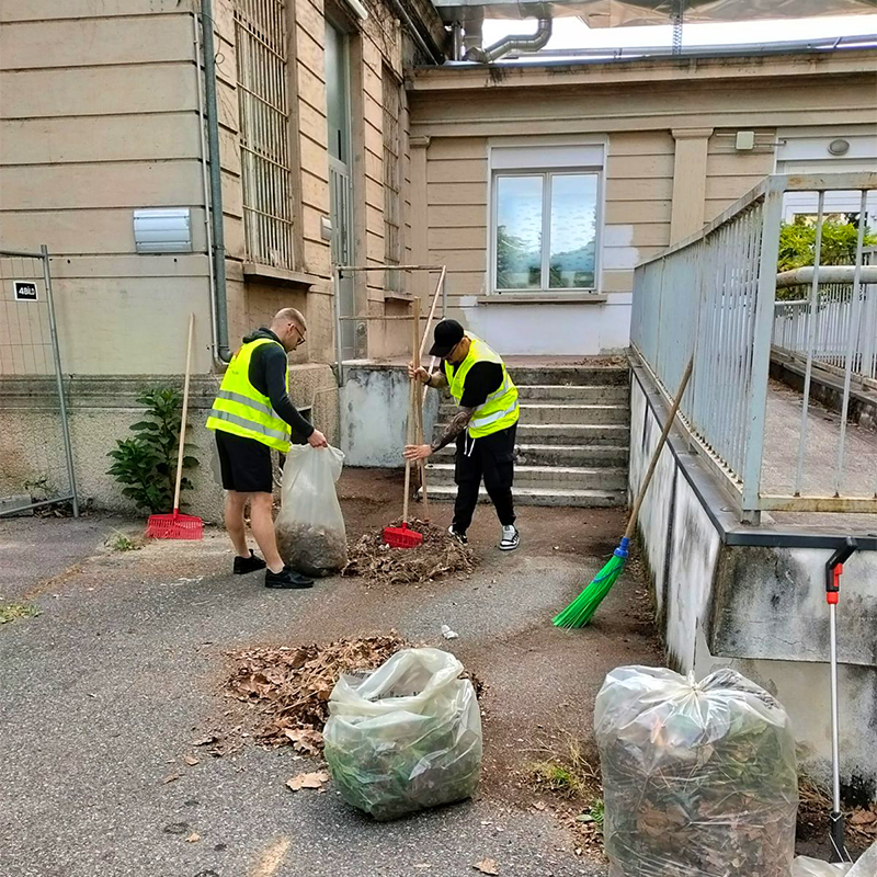 Persone che raccolgono rifiuti durante il progetto "Un Sacco Verde"